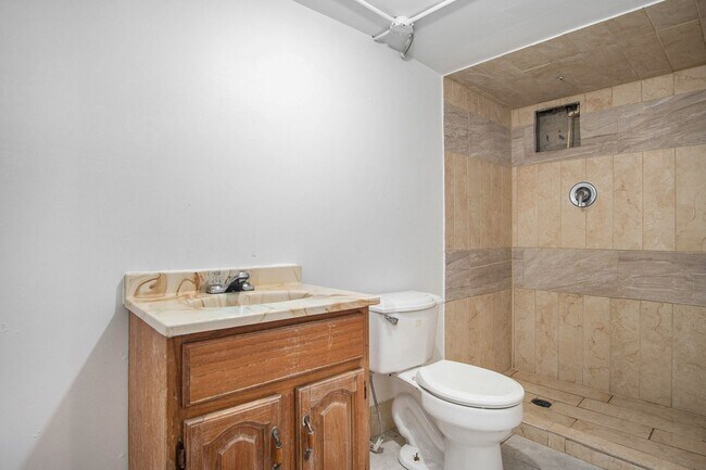 Building Photo - 3 Bedroom Close to Creighton!