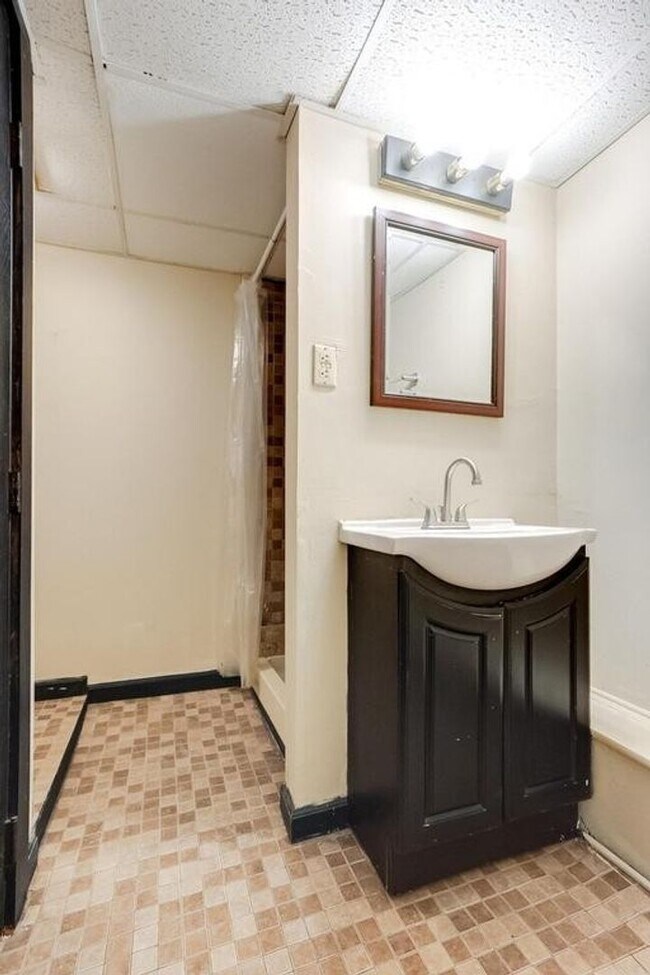 Building Photo - 6 bedroom 2 bathroom available 06/01/2026