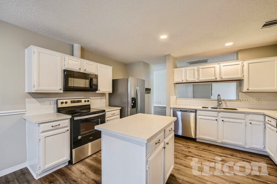 Building Photo - 6305 Meadowglen Dr