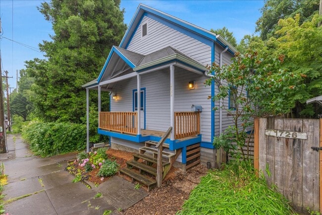 Building Photo - Newly Renovated + Sunny & Bright, 2 Bedroo...
