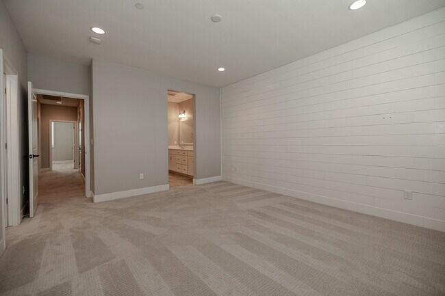 Building Photo - 196 E Main Ave