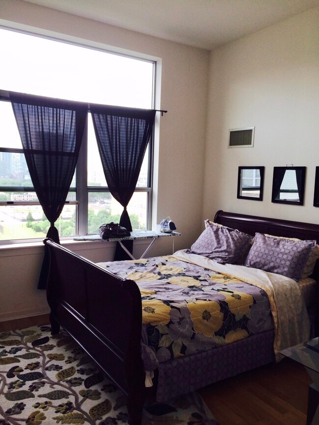 Building Photo - 437 W Division St