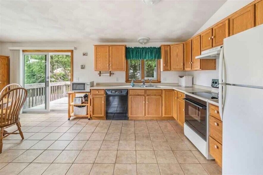 Fully outfitted kitchen - 15 Cross St