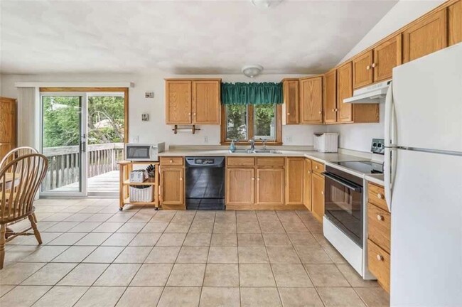 Fully outfitted kitchen - 15 Cross St