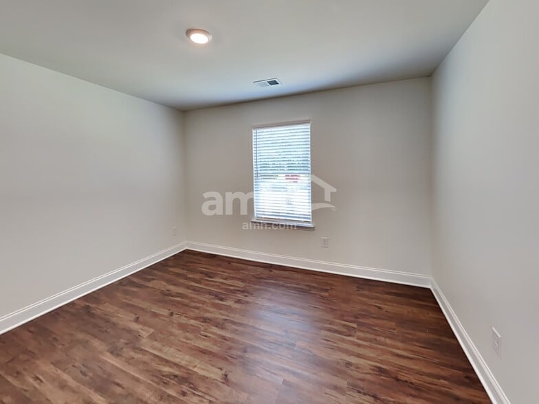 Building Photo - 889 Carnaby Ln