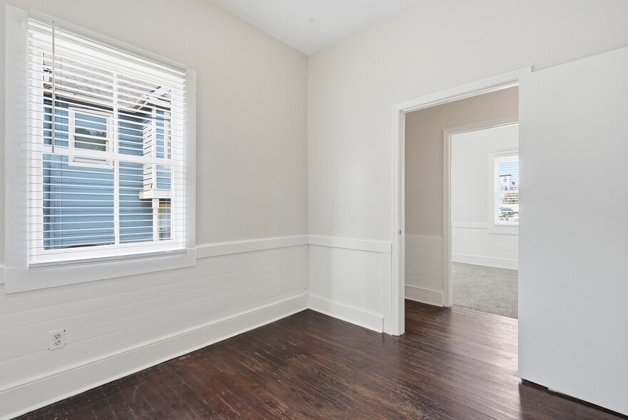 Building Photo - 520 E Hall Ln