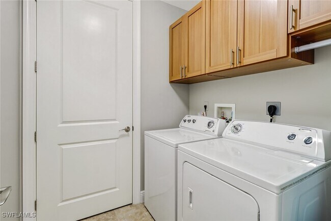 Building Photo - 23191 Fashion Dr