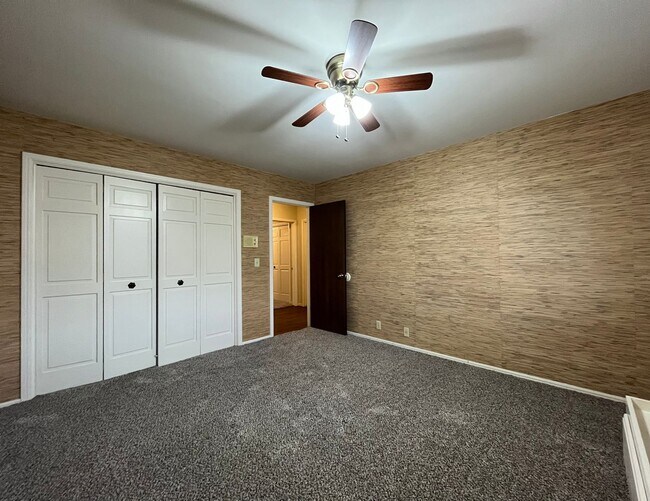 Building Photo - Midtown Quadplex with Pool- 3 bed, 2 bath