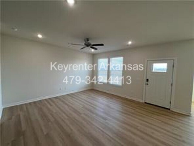 Building Photo - Amazing 3 Bedroom - 3.5 Bathroom in Fayetteville!