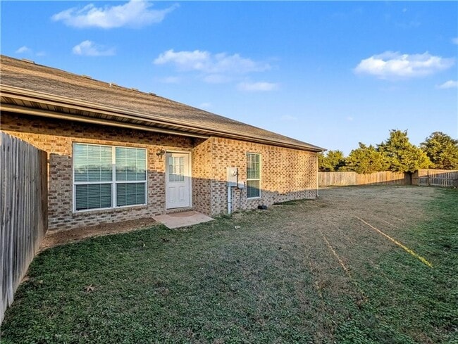 Building Photo - 862 Oakwood Ln