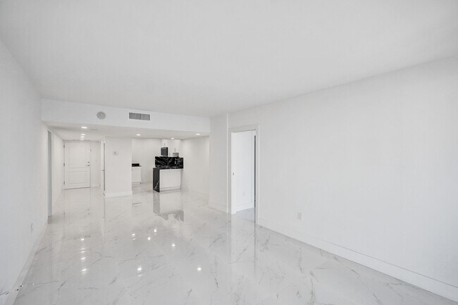Building Photo - 3625 N Country Club Dr