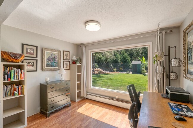 Building Photo - Rare Home on Creek Front Property!