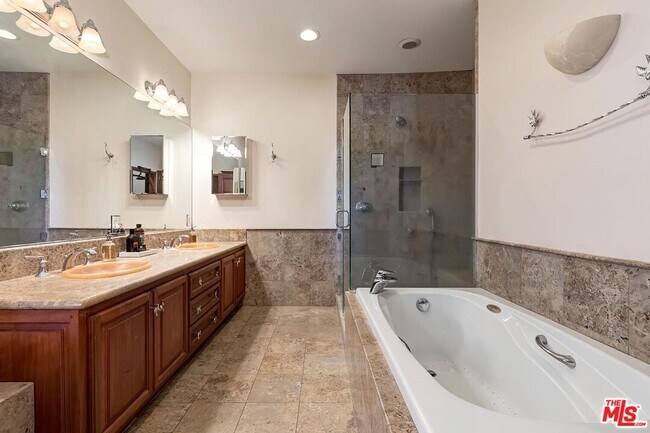 Building Photo - 10827 Pacific View Dr