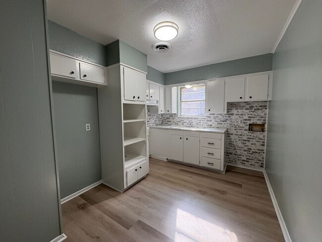 Building Photo - Very nice 3 bedroom/1 bath house with Central Air & Heat