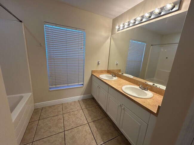 Building Photo - 1900 Kismet Pkwy W