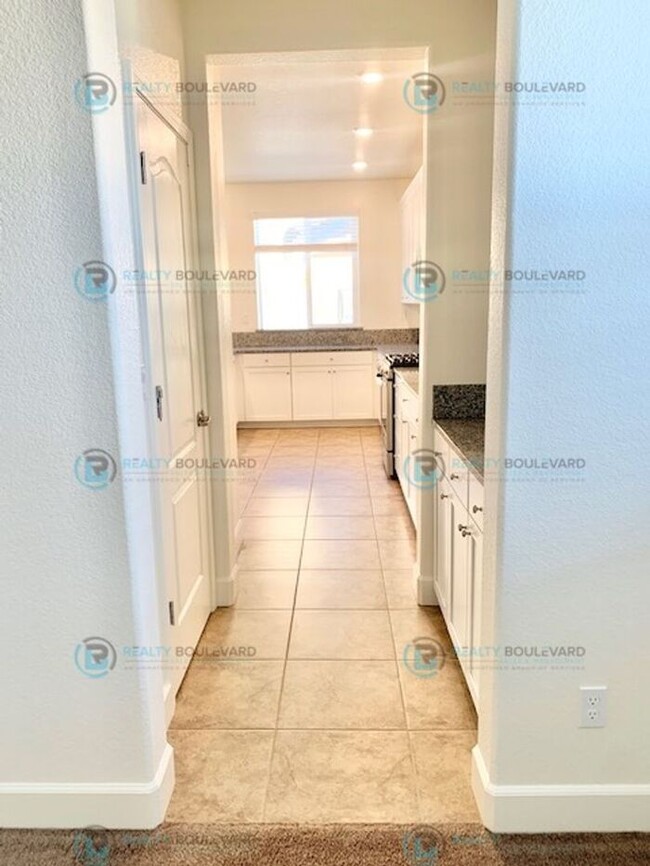 Building Photo - Half Month Free Rent! Gorgeous, 4 Bedroom ...