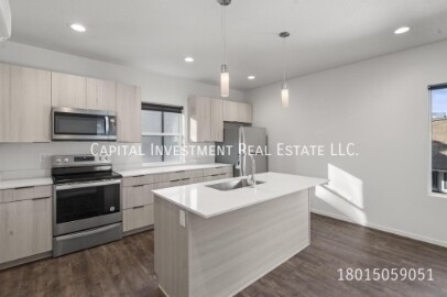 Building Photo - 1689 S W Temple St