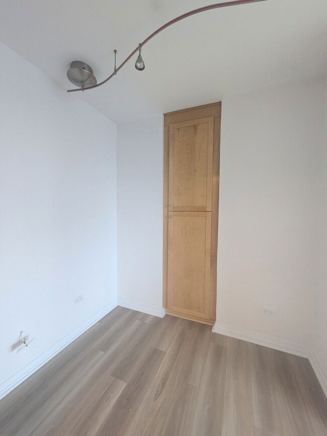 Building Photo - 33 W Ontario St