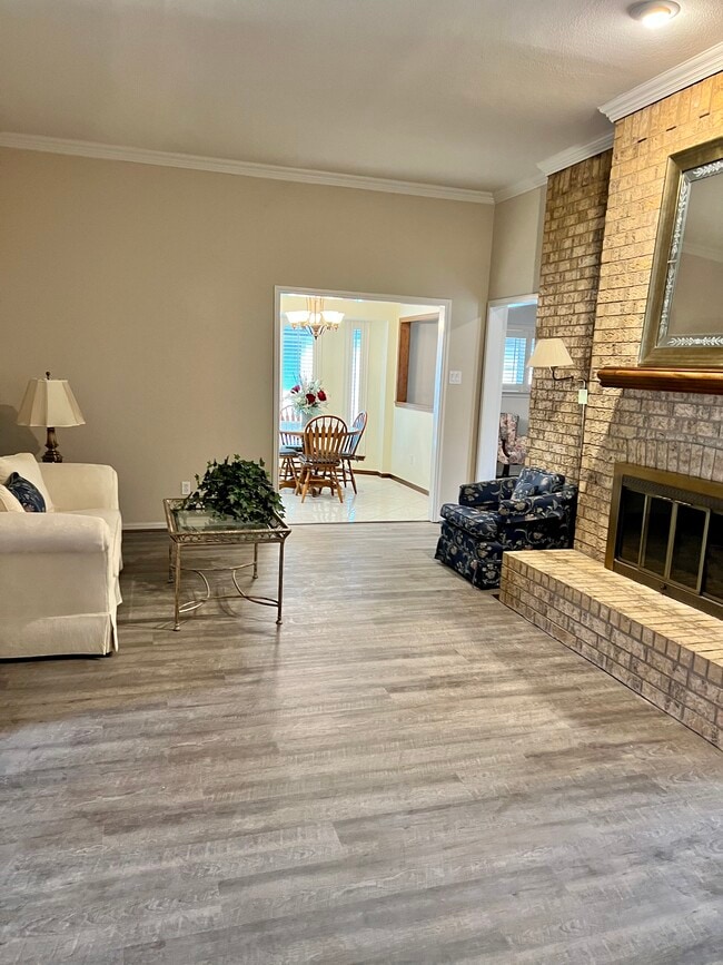 Building Photo - 1707 Mayflower Dr