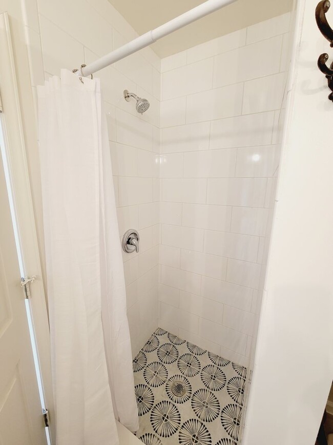 Building Photo - CAROLINA PLACE - Within minutes to Downtow...