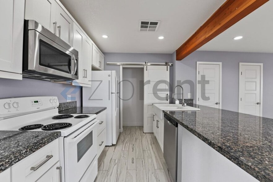 Building Photo - Unit