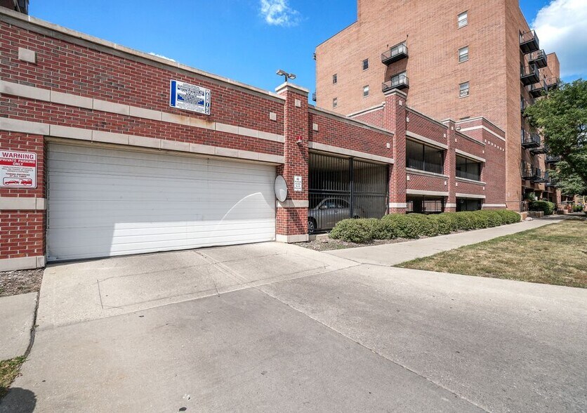 Building Photo - 1000 E 53rd St