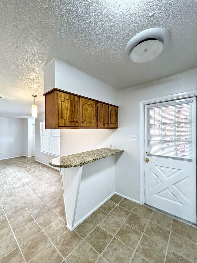 Building Photo - 1212 Hillcrest Dr