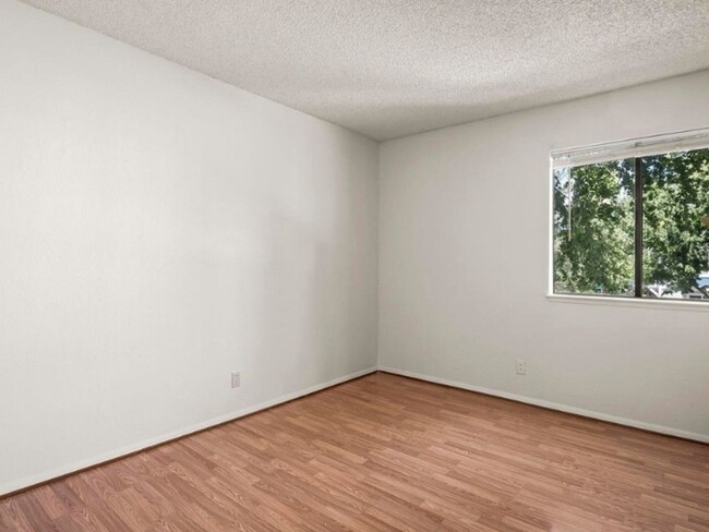 Building Photo - 2 Bedroom, 1 Bathroom Condo in Reno.  Lake...