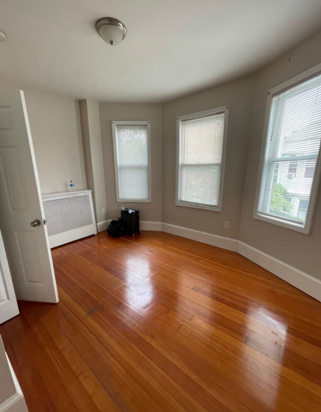 Building Photo - Beautiful 4 Bed Unit Right In East Boston