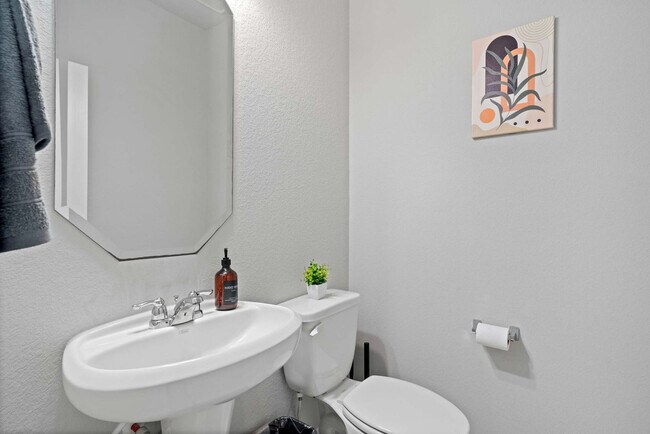 Building Photo - 5462 Grand View Dr