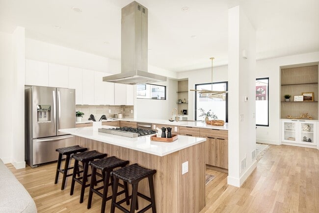 Building Photo - LUX 3BD, 4BA Sunnyside Home with Office and 2-Car Garage