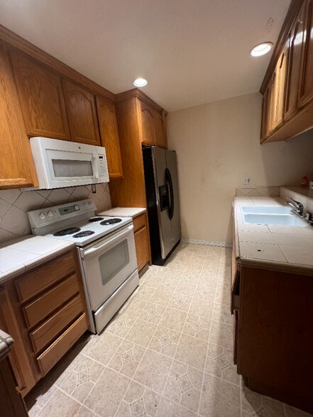 Building Photo - 5578 Spinnaker Dr