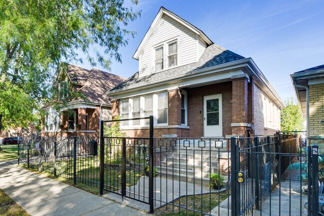 Building Photo - 4642 W Montana St