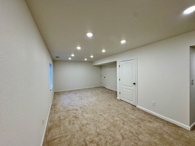 Building Photo - 25980 E Davies Dr