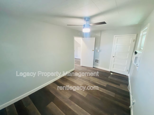 Building Photo - 1140 1/2 West St