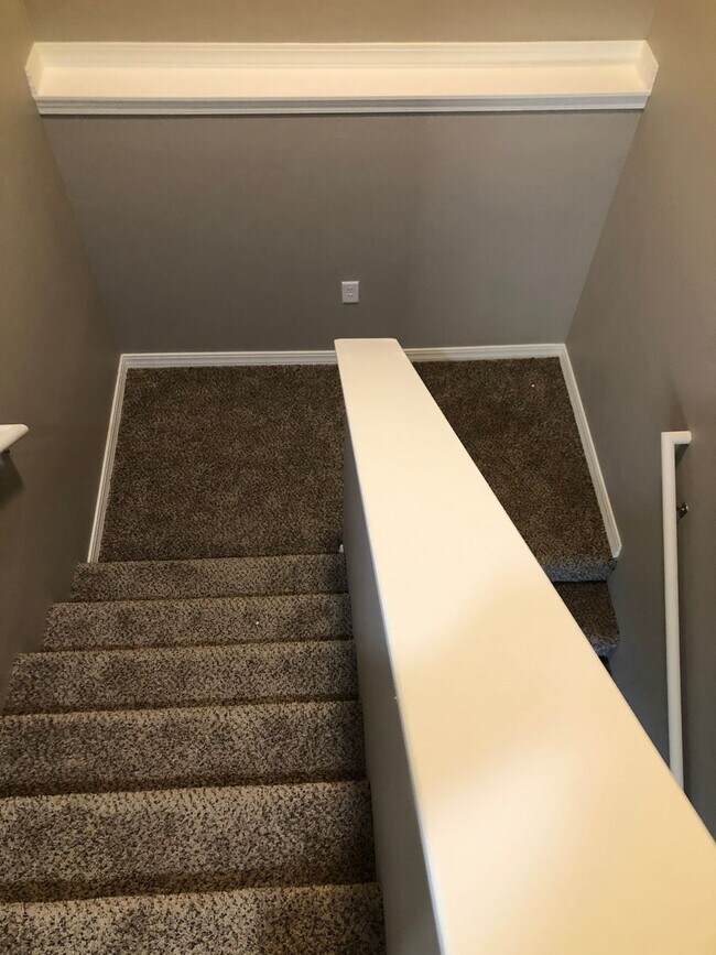 Building Photo - 3BR Townhouse near Holiday Hills