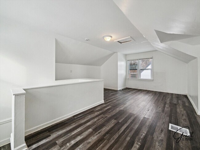Building Photo - $1250 3 bedroom bungalow