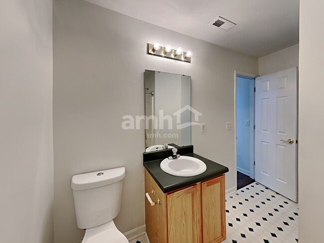 Building Photo - 5017 Village Lawn Dr