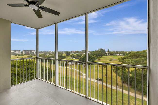 Building Photo - 3050 N Palm Aire Dr