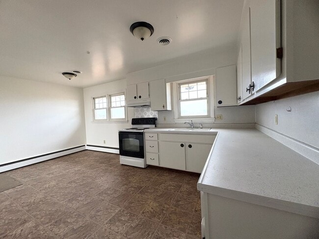 Building Photo - 3 Bedroom 1 Bathroom Rancher in Elizabethtown!