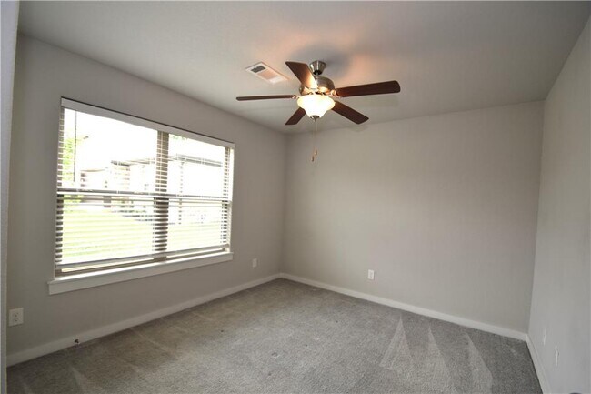 Building Photo - 400 Rineel Ave