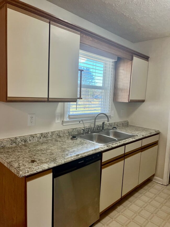 Building Photo - AVAILABLE NOW! 3 Bedroom, 2 Bath Home off Needmore Road