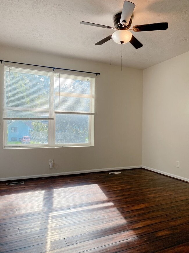 Building Photo - Stunning 5 bedroom, 2 bathroom house!