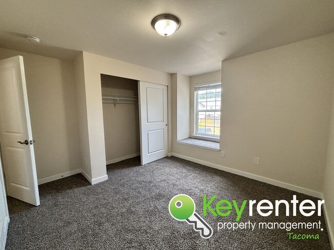 Building Photo - Spacious 3-Bedroom Home in Quiet Lakewood ...