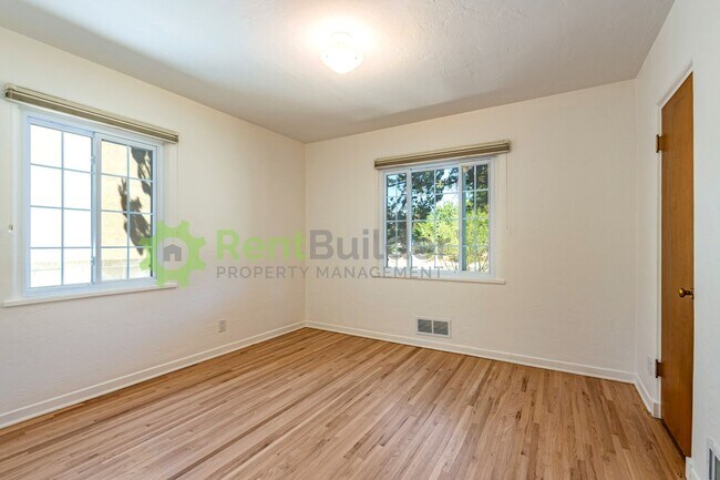 Building Photo - 3822 La Hacienda Dr NE