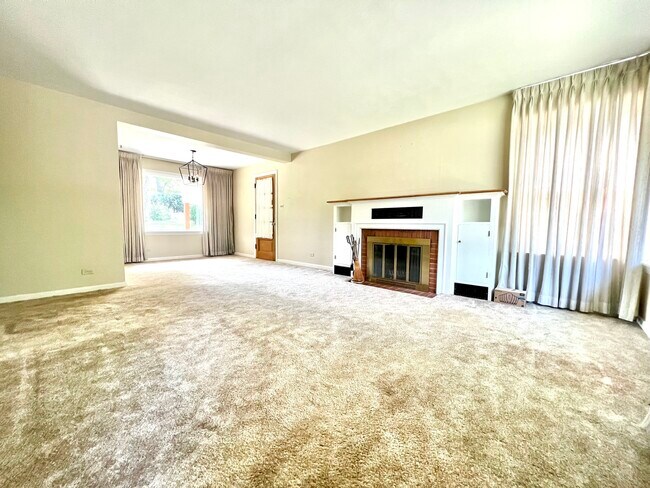 Building Photo - 4633 Oakwood Ave