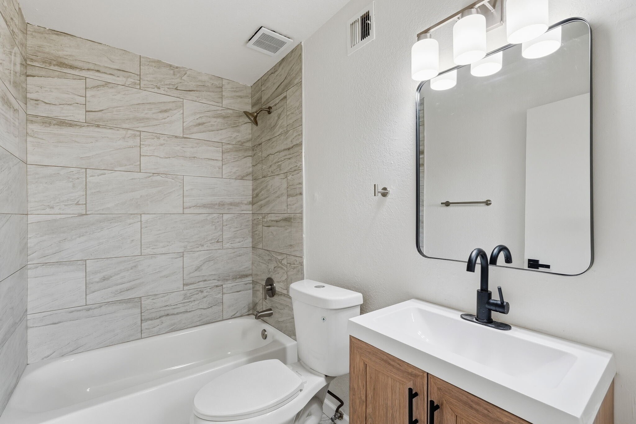 Building Photo - 5846 S Del Moral Blvd
