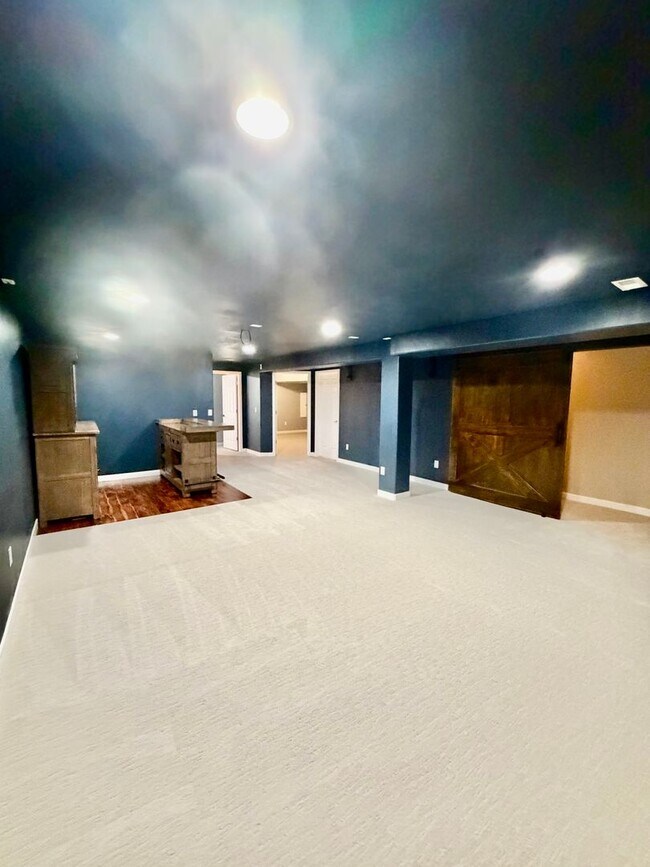 Building Photo - Renovated Milliken Home!