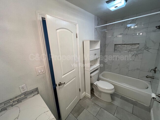 Building Photo - 930 Amaretto Dr