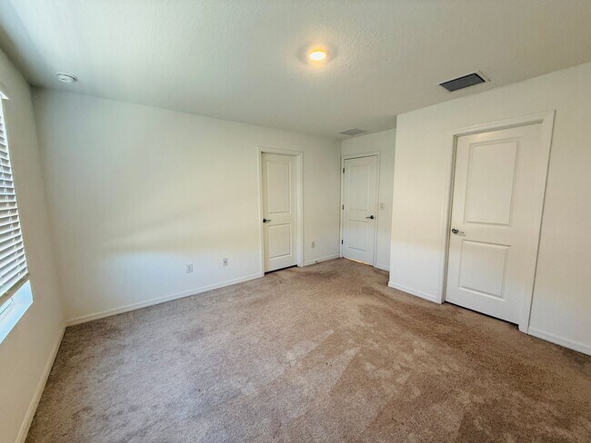 Building Photo - Townhome in The Townhomes of River Landing